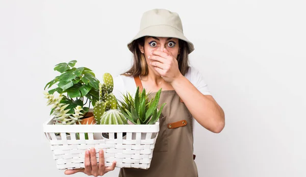 Mulher Bastante Hispânica Cobrindo Boca Com Mãos Com Choque Plantas — Fotografia de Stock