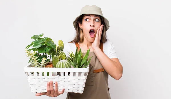 Mulher Muito Hispânica Sentindo Feliz Animado Surpreso Plantas Conceito Jardinagem — Fotografia de Stock