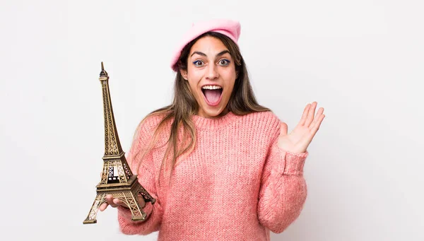 Довольно Латиноамериканка Чувствует Себя Счастливой Пораженной Невероятным Понятие Франции — стоковое фото