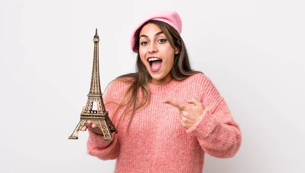 Pretty Hispanic Woman Looking Excited Surprised Pointing Side France Concept — Stock Photo, Image