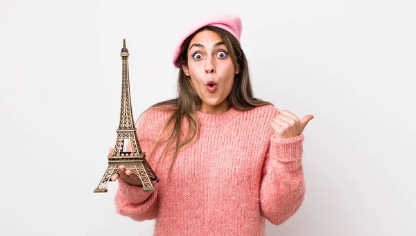 Pretty Hispanic Woman Looking Astonished Disbelief France Concept — Stock Photo, Image