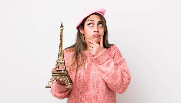 Dość Latynoska Kobieta Myśląca Wątpiąca Zdezorientowana Koncepcja Francji — Zdjęcie stockowe