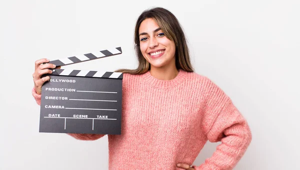 Mooie Latijns Amerikaanse Vrouw Glimlacht Gelukkig Met Een Hand Heup — Stockfoto