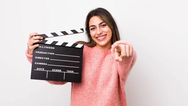 Mulher Hispânica Apontar Para Câmara Escolher Cinema Conceito Palmas — Fotografia de Stock