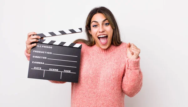 Mulher Bastante Hispânica Sentindo Chocada Rindo Celebrando Sucesso Cinema Conceito — Fotografia de Stock