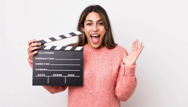 Mulher Bastante Hispânica Sentindo Feliz Espantada Com Algo Inacreditável Cinema — Fotografia de Stock