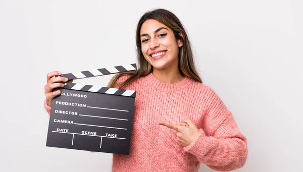 Mulher Bastante Hispânica Sorrindo Alegremente Sentindo Feliz Apontando Para Lado — Fotografia de Stock