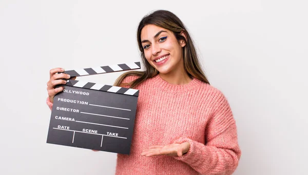 Mulher Bastante Hispânica Sorrindo Alegremente Sentindo Feliz Mostrando Conceito Cinema — Fotografia de Stock