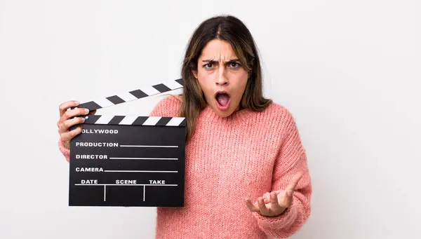 Mujer Hispana Bonita Mirando Enojado Molesto Frustrado Concepto Película Clapper —  Fotos de Stock