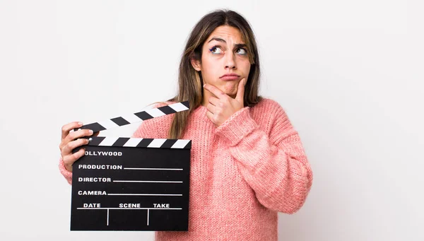 Mujer Bastante Hispana Pensando Sintiéndose Dudosa Confundida Concepto Película Clapper —  Fotos de Stock