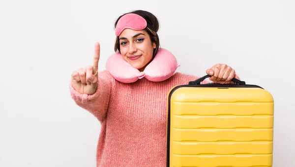 Mooie Spaanse Vrouw Glimlachend Vriendelijk Uitziend Nummer Één Tonend Passagiersconcept — Stockfoto
