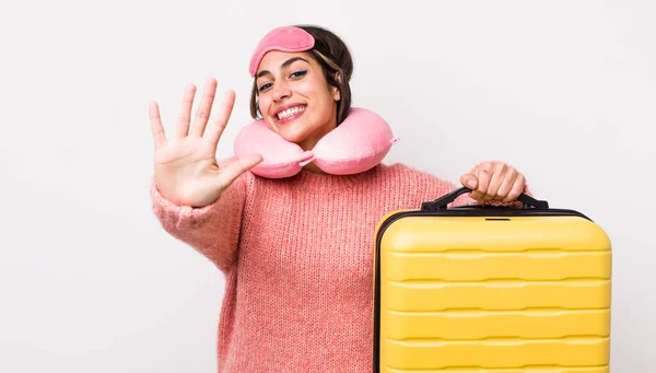 Mooie Spaanse Vrouw Glimlachend Vriendelijk Uitziend Nummer Vijf Tonend Passagiersconcept — Stockfoto