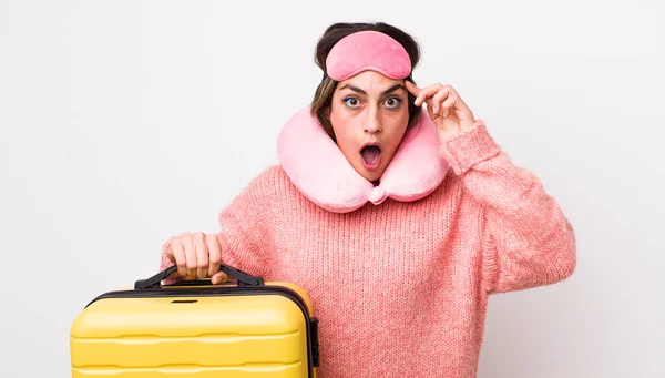 Mujer Hispana Bonita Mirando Sorprendida Realizando Nuevo Pensamiento Idea Concepto — Foto de Stock