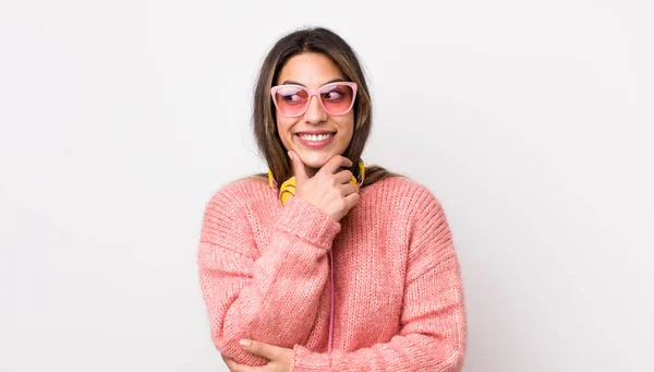 Mujer Hispana Bonita Sonriendo Con Una Expresión Feliz Segura Con — Foto de Stock