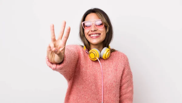 Mooie Spaanse Vrouw Glimlachend Vriendelijk Uitziend Nummer Drie Tonend Koptelefoon — Stockfoto
