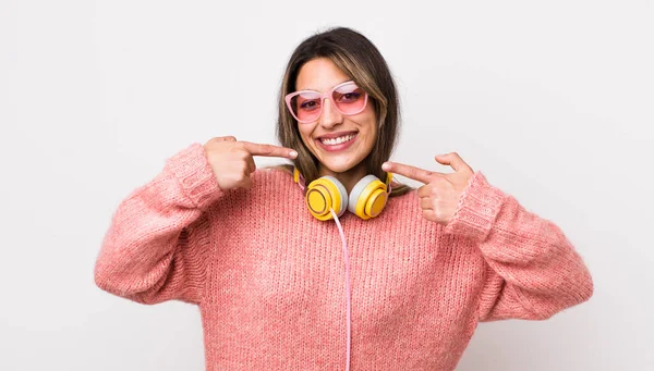 Mujer Hispana Bonita Sonriendo Con Confianza Apuntando Propia Sonrisa Amplia — Foto de Stock