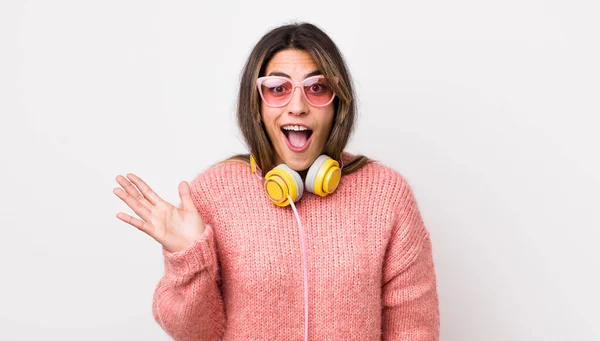 Pretty Hispanic Woman Feeling Happy Surprised Realizing Solution Idea Headphones — Stock Photo, Image