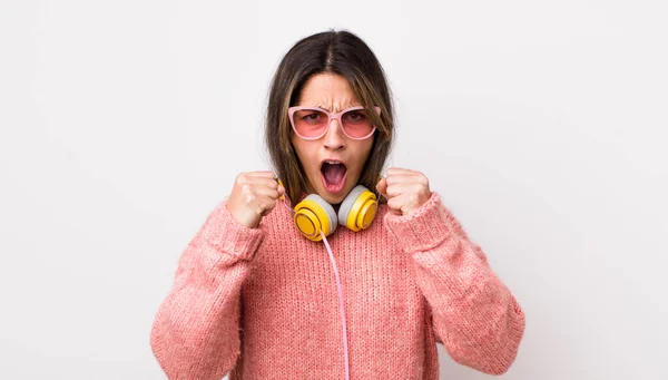 Dość Latynoska Kobieta Krzyczy Agresywnie Gniewnym Wyrazem Twarzy Koncepcja Słuchawek — Zdjęcie stockowe