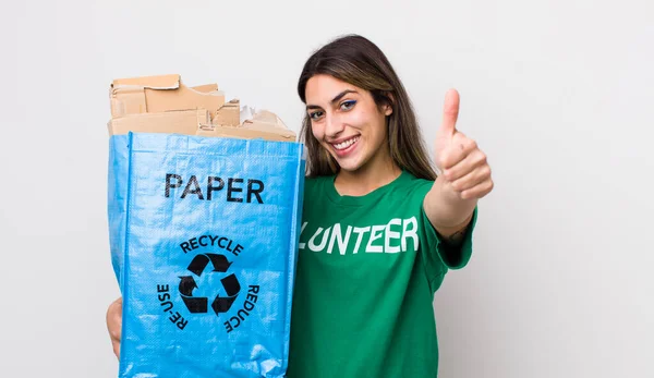 Mujer Bastante Hispana Sintiéndose Orgullosa Sonriendo Positivamente Con Los Pulgares — Foto de Stock