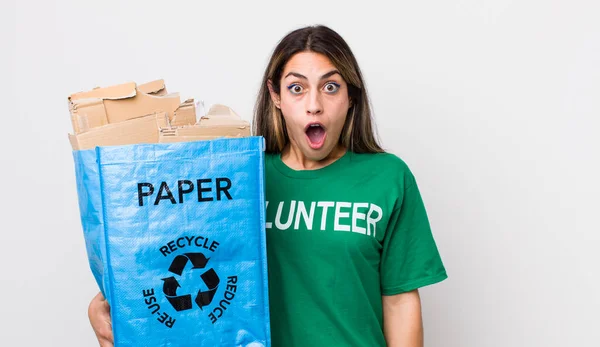 Pretty Hispanic Woman Looking Very Shocked Surprised Ecology Concept — Stock Photo, Image