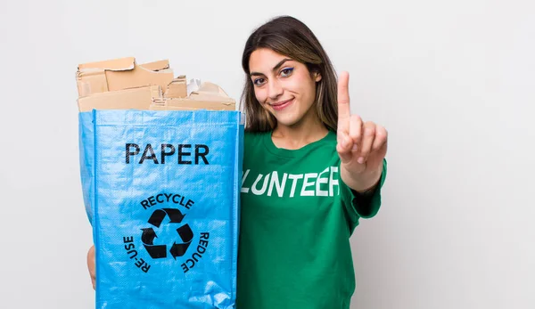 Mujer Hispana Bonita Sonriendo Orgullosa Confiadamente Haciendo Número Uno Concepto — Foto de Stock