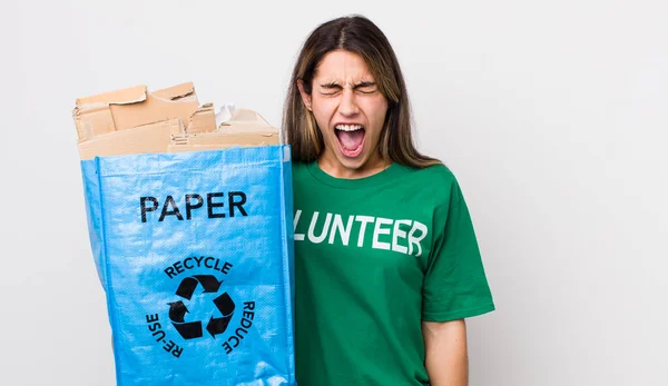 Mujer Hispana Gritando Agresivamente Pareciendo Muy Enojada Concepto Ecología — Foto de Stock