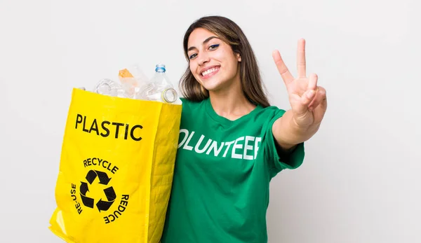 Mooie Spaanse Vrouw Glimlachend Vriendelijk Uitziend Nummer Twee Tonend Ecologisch — Stockfoto