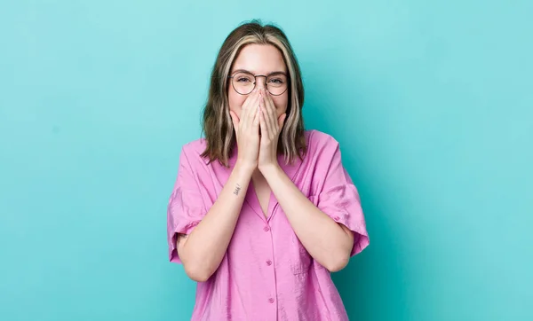 幸せで陽気で幸運で驚きの口を両手で覆い — ストック写真