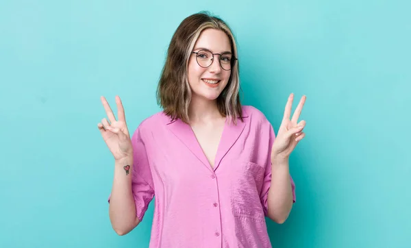 Mulher Muito Caucasiana Sorrindo Olhando Feliz Amigável Satisfeito Gesticulando Vitória — Fotografia de Stock