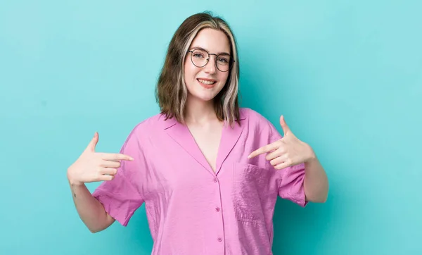 Hübsche Kaukasische Frau Die Stolz Arrogant Glücklich Überrascht Und Zufrieden — Stockfoto