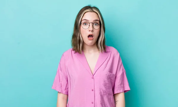 Pretty Caucasian Woman Looking Very Shocked Surprised Staring Open Mouth — Stockfoto