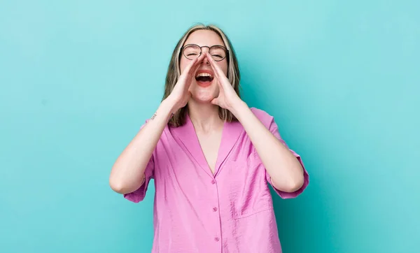 Pretty Caucasian Woman Feeling Happy Excited Positive Giving Big Shout — Φωτογραφία Αρχείου