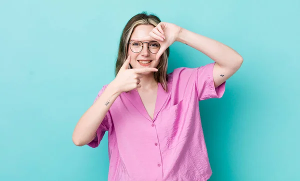 Pretty Caucasian Woman Feeling Happy Friendly Positive Smiling Making Portrait — Stock Fotó