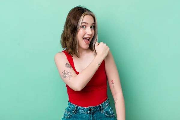 Pretty Caucasian Woman Feeling Happy Positive Successful Motivated Facing Challenge — Stock Photo, Image