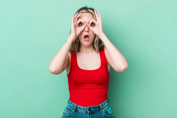 Pretty Caucasian Woman Feeling Shocked Amazed Surprised Holding Glasses Astonished — Stockfoto