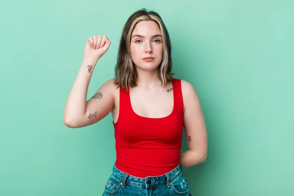 Pretty Caucasian Woman Feeling Serious Strong Rebellious Raising Fist Protesting — Stock Photo, Image