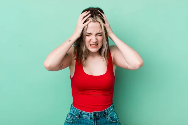 Pretty Caucasian Woman Feeling Stressed Frustrated Raising Hands Head Feeling — Stock Photo, Image