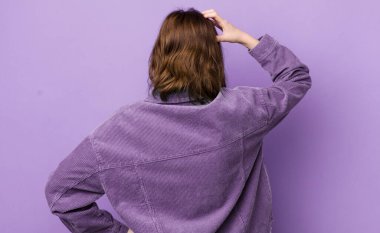 Kafası karışık, kafası karışık, eli kalçasında, diğer eli kafasında, dikiz aynasından bir çözüm düşünüyor.