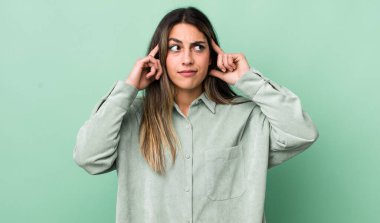 Oldukça İspanyol bir kadın kafası karışık ya da şüpheci, bir fikre odaklanmış, çok düşünüyor, kenarda boşluğu kopyalamak istiyor.