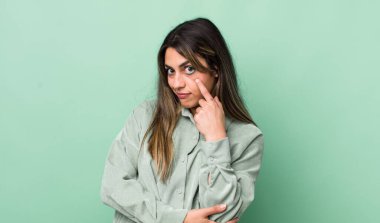 Güzel İspanyol kadın sana göz kulak oluyor, güvenmiyor, izliyor, tetikte ve tetikte.