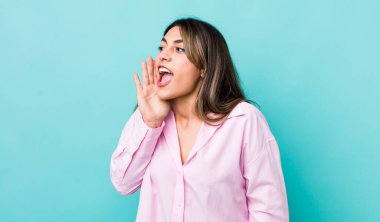 Güzel İspanyol kadın profil görüşü, mutlu ve heyecanlı görünüyor, bağırıyor ve bir yandan da kopyalamak için arıyor.