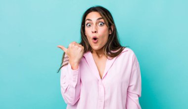 Oldukça İspanyol bir kadın inançsızlıktan şaşkın şaşkın bakıyor, yan taraftaki objeyi işaret ediyor ve diyor ki vay canına, inanılmaz.