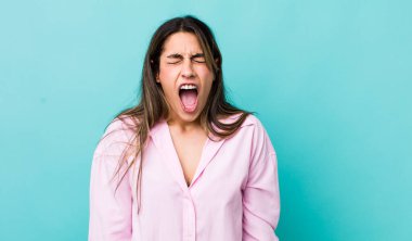 Güzel İspanyol kadın agresif bir şekilde bağırıyor, çok kızgın, sinirli, öfkeli ya da sinirli görünüyor, hayır diyor.