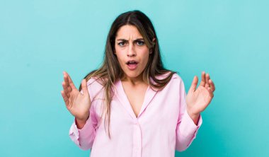 Güzel İspanyol kadın şok olmuş ve hayrete düşmüş görünüyor. İnanılmaz bir şey fark ettiğinde ağzı açık kalmış.