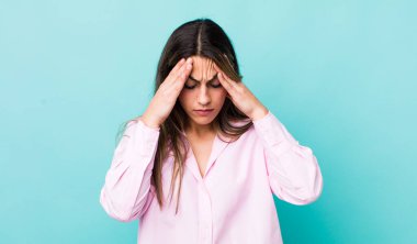 Güzel, İspanyol bir kadın stresli ve hayal kırıklığına uğramış görünüyor. Baskı altında, baş ağrısı ve sorunlarıyla çalışıyor.