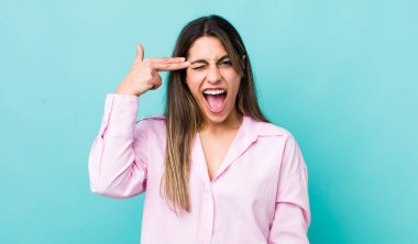 Güzel İspanyol kadın mutsuz ve stresli görünüyor, intihar jesti elle silah işareti yapıyor, kafasını işaret ediyor.