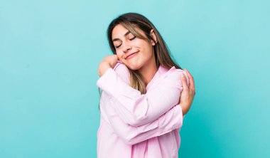 Güzel İspanyol bir kadın aşık oluyor, gülümsüyor, sarılıyor ve kendine sarılıyor, bekar kalıyor, bencil ve benmerkezci oluyor.