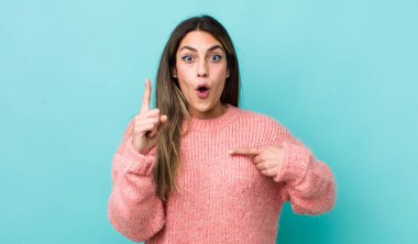 Güzel İspanyol bir kadın gururlu ve şaşırmış hissediyor, kendine güvenen, başarılı bir numara gibi hisseden.