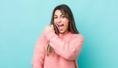 Oldukça İspanyol bir kadın mutlu, pozitif ve başarılı hissediyor, bir meydan okumayla karşılaştığında ya da iyi sonuçları kutladığında motive oluyor.