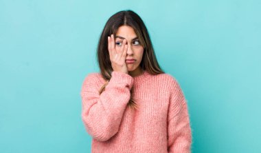 Güzel, İspanyol bir kadın sıkılmış, hayal kırıklığına uğramış ve uykulu. Yorucu, sıkıcı ve can sıkıcı bir görevden sonra, el ele tutuşarak.